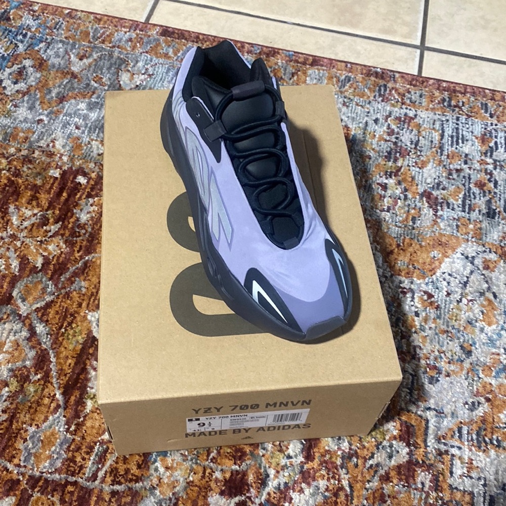 Yzy 700 MNVN